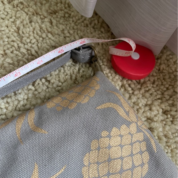 Caribbean Joe Grey & Gold Pineapples Expandable Clutch/Removable Crossbody Strap - Picture 10 of 11